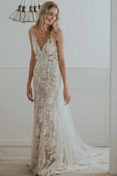 Schickes Etuikleid mit V-Ausschnitt und floraler Spitze, rustikales Brautkleid, Brautkleid WD658